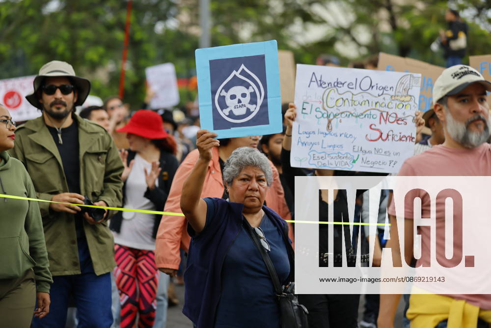 Guadalajara residents take to streets demanding clean and safe water GUADALAJARA, MEXICO - OCTOBER 11: Demonstrators march through the streets of Guadalajara, Jalisco state, Mexico, demanding clean and safe water during a massive rally on October 11, 2026. Thousands of residents mobilized to protest the severe contamination affecting the metropolitan area s drinking water supply, demanding an urgent response from local and state authorities. Stringer Anadolu Guadalajara Mexico. Editorial use only. Please get in touch for any other usage.