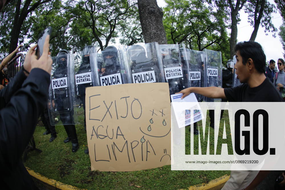 Guadalajara residents take to streets demanding clean and safe water GUADALAJARA, MEXICO - OCTOBER 11: (EDITORS NOTE: This image was shot with a fisheye lens) Riot police clash with demonstrators outside the official Casa Jalisco residence during a protest over severe water contamination in Guadalajara, Mexico on October 11, 2026. Tensions flared outside the state governor s office as protesters, angered by the poor quality of drinking water in the metropolitan area, attempted to break through security lines. Stringer Anadolu Guadalajara Mexico. Editorial use only. Please get in touch for any other usage.