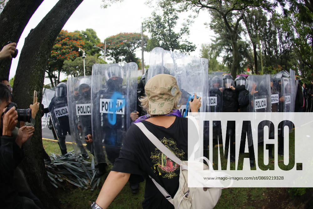 Guadalajara residents take to streets demanding clean and safe water GUADALAJARA, MEXICO - OCTOBER 11: (EDITORS NOTE: This image was shot with a fisheye lens) Riot police clash with demonstrators outside the official Casa Jalisco residence during a protest over severe water contamination in Guadalajara, Mexico on October 11, 2026. Tensions flared outside the state governor s office as protesters, angered by the poor quality of drinking water in the metropolitan area, attempted to break through security lines. Stringer Anadolu Guadalajara Mexico. Editorial use only. Please get in touch for any other usage.
