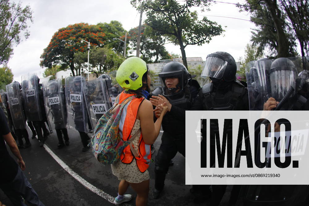 Guadalajara residents take to streets demanding clean and safe water GUADALAJARA, MEXICO - OCTOBER 11: (EDITORS NOTE: This image was shot with a fisheye lens) Riot police clash with demonstrators outside the official Casa Jalisco residence during a protest over severe water contamination in Guadalajara, Mexico on October 11, 2026. Tensions flared outside the state governor s office as protesters, angered by the poor quality of drinking water in the metropolitan area, attempted to break through security lines. Stringer Anadolu Guadalajara Mexico. Editorial use only. Please get in touch for any other usage.