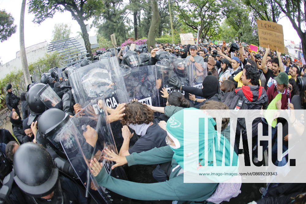 Guadalajara residents take to streets demanding clean and safe water GUADALAJARA, MEXICO - OCTOBER 11: (EDITORS NOTE: This image was shot with a fisheye lens) Riot police clash with demonstrators outside the official Casa Jalisco residence during a protest over severe water contamination in Guadalajara, Mexico on October 11, 2026. Tensions flared outside the state governor s office as protesters, angered by the poor quality of drinking water in the metropolitan area, attempted to break through security lines. Stringer Anadolu Guadalajara Mexico. Editorial use only. Please get in touch for any other usage.