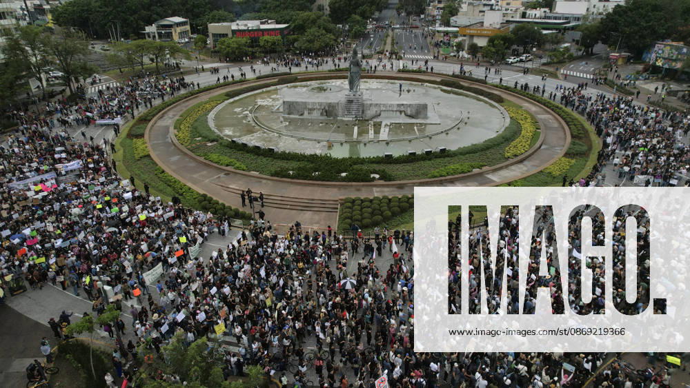 Guadalajara residents take to streets demanding clean and safe water GUADALAJARA, MEXICO - OCTOBER 11: Demonstrators march through the streets of Guadalajara, Jalisco state, Mexico, demanding clean and safe water during a massive rally on October 11, 2026. Thousands of residents mobilized to protest the severe contamination affecting the metropolitan area s drinking water supply, demanding an urgent response from local and state authorities. Stringer Anadolu Guadalajara Mexico. Editorial use only. Please get in touch for any other usage.