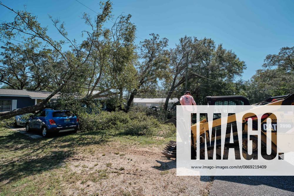 Pensacola, Florida, U.S: October 11, 2026 Pensacola, Florida USA: Jesse Roper of Deep South Landscaping removes debris after the arrival of Hurricane Isaias. Pensacola U.S - ZUMAa14_ 20261011_zaf_a14_009