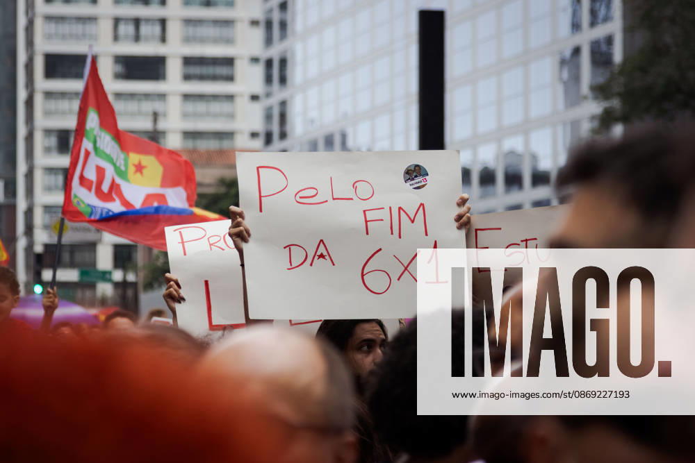 ManifestaoÂßoÂ£o em apoio ao Presidente da RepoÂºblica do Brasil, Lula da Silva, em SoÂ£o Paulo. SoÂ£O Paulo Brazil - ZUMAb296 20261011_zip_b296_005