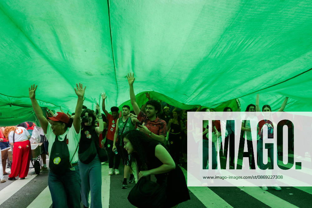 ManifestaoÂßo£o em apoio ao Presidente da Repoºblica do Brasil, Lula da Silva, em So£o Paulo. So£O Paulo Brazil - ZUMAb296 20261011_zip_b296_006