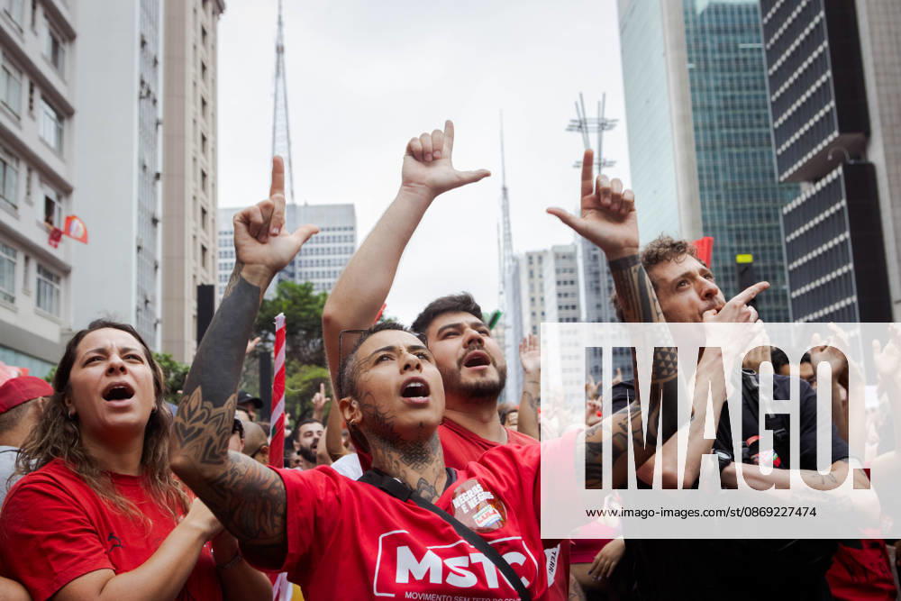 ManifestaoÂßo£o em apoio ao Presidente da Repoºblica do Brasil, Lula da Silva, em So£o Paulo. So£O Paulo Brazil - ZUMAb296 20261011_zip_b296_010