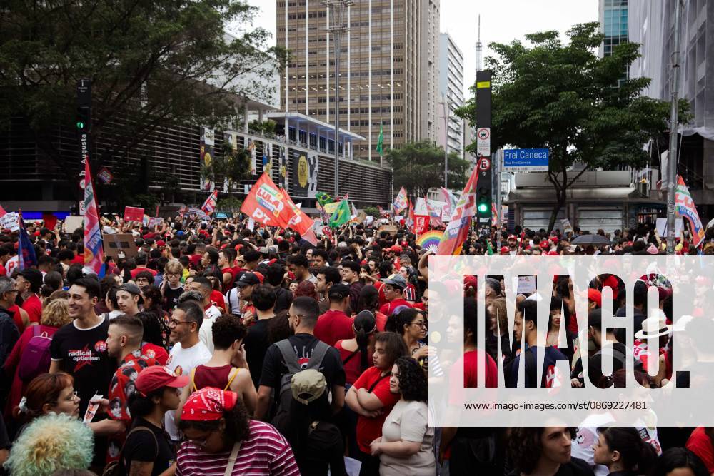 ManifestaoÂßo£o em apoio ao Presidente da Repoºblica do Brasil, Lula da Silva, em So£o Paulo. So£O Paulo Brazil - ZUMAb296 20261011_zip_b296_012