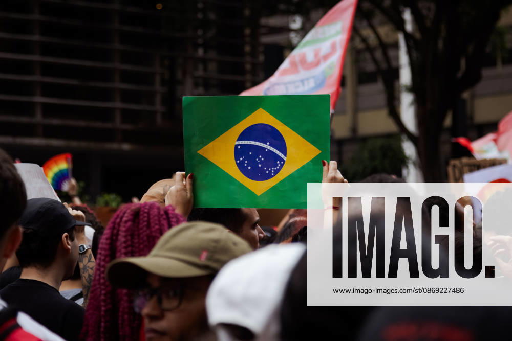 ManifestaoÂßo£o em apoio ao Presidente da Repoºblica do Brasil, Lula da Silva, em So£o Paulo. So£O Paulo Brazil - ZUMAb296 20261011_zip_b296_015