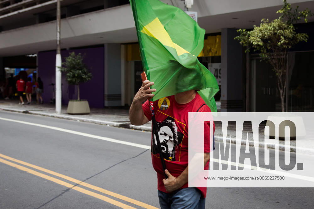 ManifestaoÂßo£o em apoio ao Presidente da Repoºblica do Brasil, Lula da Silva, em So£o Paulo. So£O Paulo Brazil - ZUMAb296 20261011_zip_b296_014