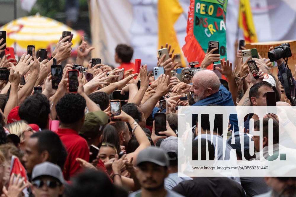 Brazilian President LUIZ INÃCIO LULA DA SILVA of the Workers Party (PT) attends a rally with supporters in Sao Paulo. Sao Paulo Brasil - ZUMAl146 20261011_aaf_l146_015