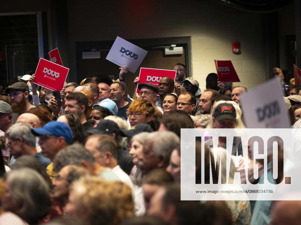 Former Alabama Senator Doug Jones holds a rally as he seeks to become Alabama s first Democratic governor since 2003. Huntsville USA - ZUMAd155 20261011_znp_d155_011