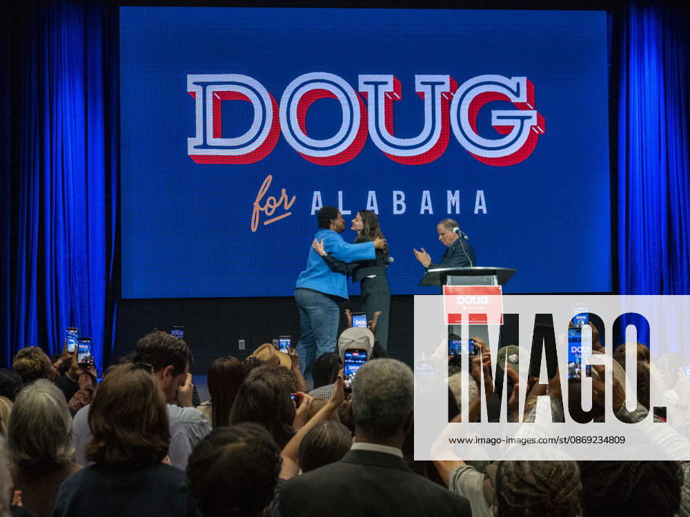 Alabama Democratic gubernatorial candidate DOUG JONES and his wife LOUISE JONES welcome former Georgia House of Representatives minority leader STACEY ABRAMS before she speaks on behalf of Jones candidacy. Huntsville USA - ZUMAd155 20261011_znp_d155_019