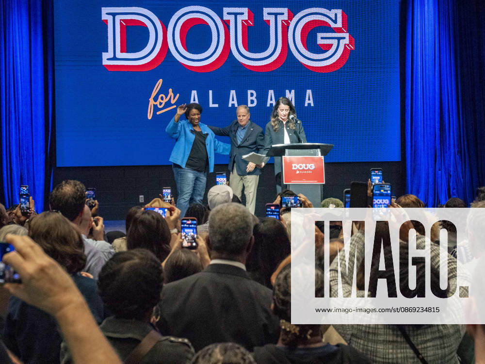 Alabama Democratic gubernatorial candidate DOUG JONES and his wife LOUISE JONES welcome former Georgia House of Representatives minority leader STACEY ABRAMS before she speaks on behalf of Jones candidacy. Huntsville USA - ZUMAd155 20261011_znp_d155_021