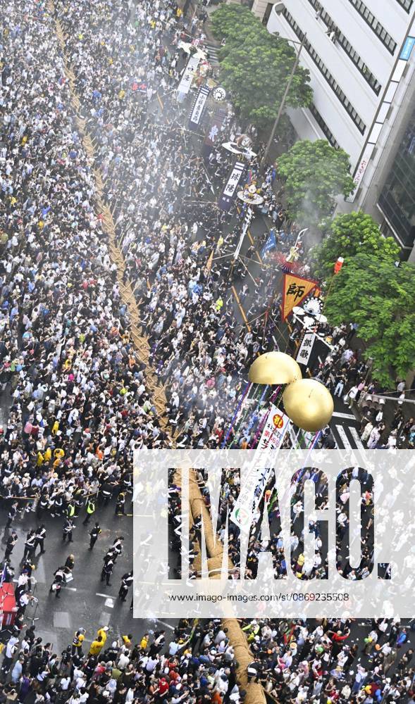 #2 Tug-of-war festival in Okinawa People pull a 160-meter rope weighing 30 tons during Okinawa Prefecture s traditional tug-of-war festival in the prefectural capital Naha on Oct. 11, 2026. A14AA0005630625P
