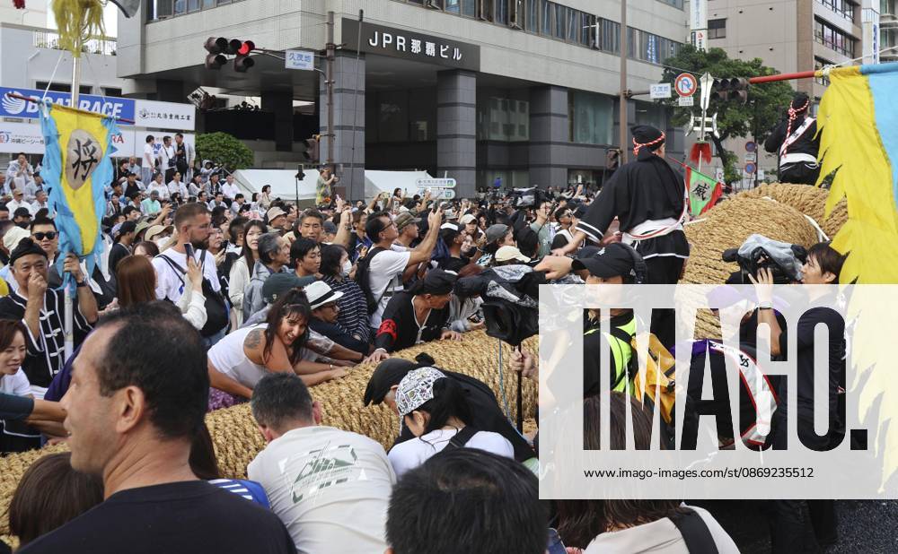 Tug-of-war festival in Okinawa People pull a 160-meter rope weighing 30 tons during Okinawa Prefecture s traditional tug-of-war festival in the prefectural capital Naha on Oct. 11, 2026. A14AA0005630627P