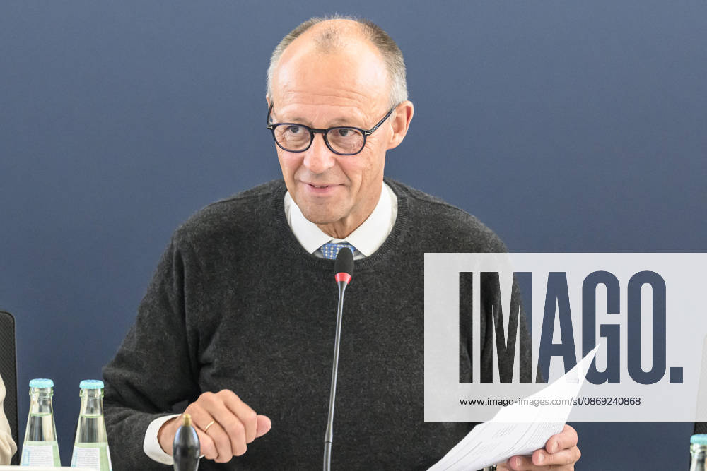 Im Bild v.l.: Friedrich Merz MdB, GER, Berlin, Bildtermin - vor der Bundesvorstandssitzung mit Bundeskanzler Friedrich Merz MdB, 12.10.2026,