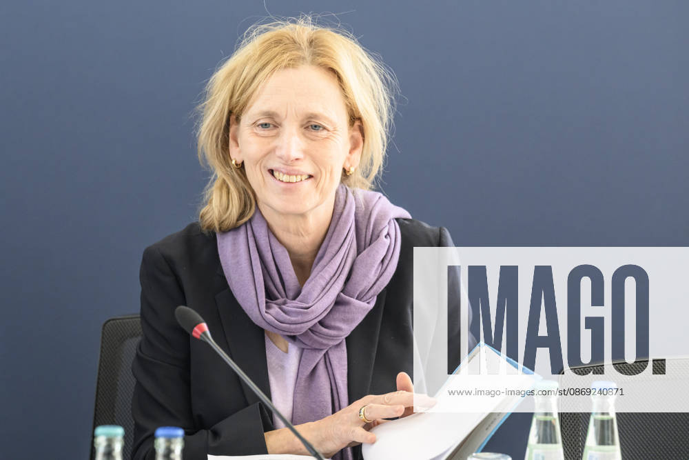 Im Bild v.l.: Karin Prien Bundesministerin für Bildung, Familie, Senioren, Frauen und Jugend der Bundesrepublik Deutschland, GER, Berlin, Bildtermin - vor der Bundesvorstandssitzung mit Bundeskanzler Friedrich Merz MdB, 12.10.2026,