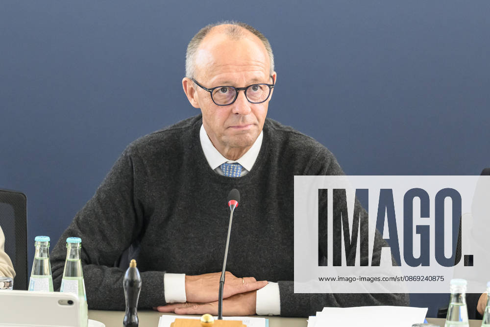 Im Bild v.l.: Friedrich Merz MdB, GER, Berlin, Bildtermin - vor der Bundesvorstandssitzung mit Bundeskanzler Friedrich Merz MdB, 12.10.2026,