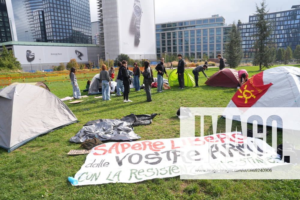IPA89591496 - Milan, October 12, 2026: Tents at the Biblioteca degli Alberi: University students from the Unione degli Universitari (UDU) are camping out to protest the high cost of living and skyrocketing rents