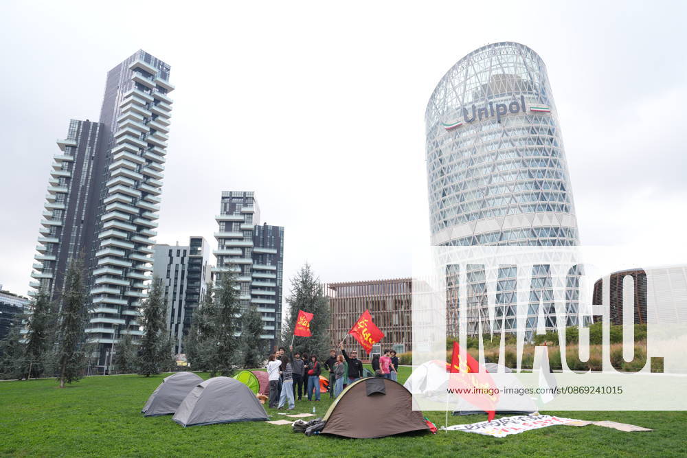 IPA89591398 - Milan, October 12, 2026: Tents at the Biblioteca degli Alberi: University students from the Unione degli Universitari (UDU) are camping out to protest the high cost of living and skyrocketing rents
