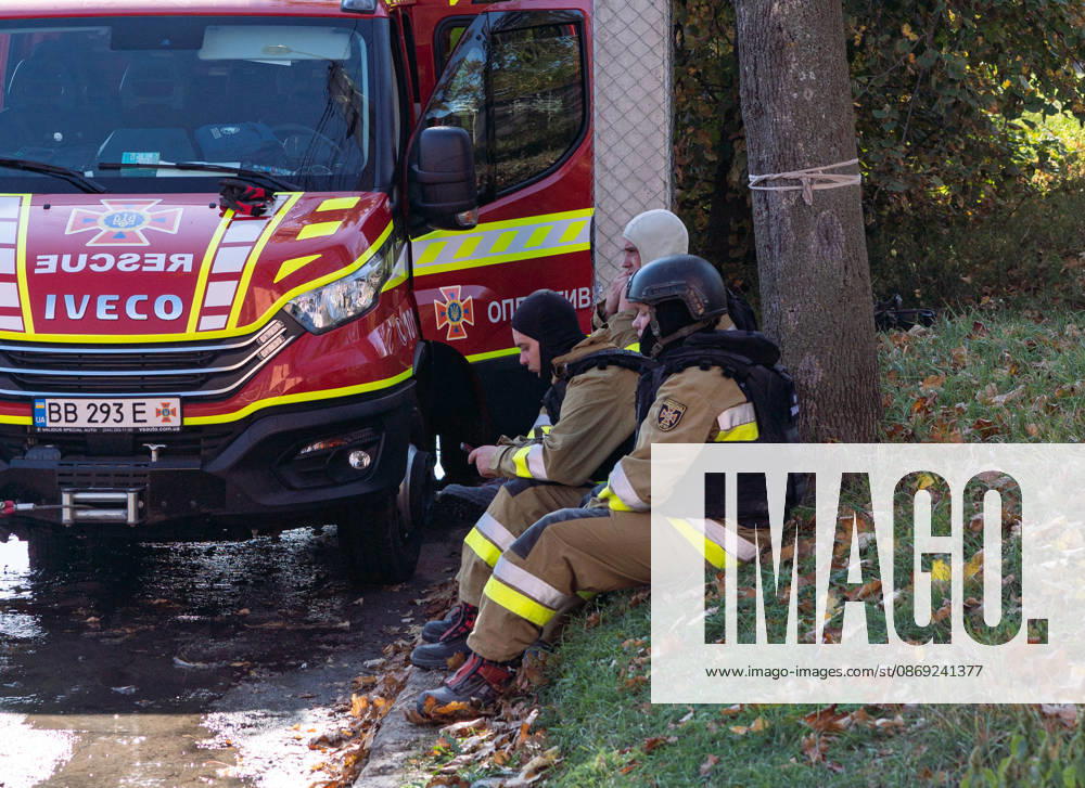 Drone attack hits residential building in Ukraine s Kharkiv, injuring 13 KHARKIV, UKRAINE - OCTOBER 12: Emergency responders work at the site of a drone attack that struck a residential building, injuring 13 people, in Kharkiv, Ukraine, on October 12, 2026. Firefighters, police officers and rescue teams arrive at the scene to assist residents following the attack. Carlo Bravo Anadolu Kharkiv Ukraine. Editorial use only. Please get in touch for any other usage.