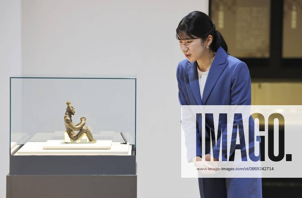 Princess Aiko in Aomori Pref. Japanese Princess Aiko looks at a Jomon-era clay figurine during a visit to Korekawa Archaeological Institution in Hachinohe in Aomori Prefecture, northeastern Japan, on Oct. 12, 2026. (Pool photo) A14AA0005630678P