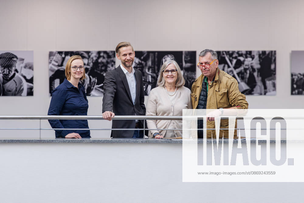 Neuss. (l-r) Eva Rottstedt (Leiterin städtische Galerie), VHS-Direktor Lorenz Denks, die ehemalige Beigeordnete Dr. Christiane Zangs und Fotograf Andreas Woitschützke (WOI) auf der Pressekonferenz zur Fotoausstellung side by side von Andreas Woitschützke Neuss RomaNEum, VHS Nordrhein-Westfalen Deutschland