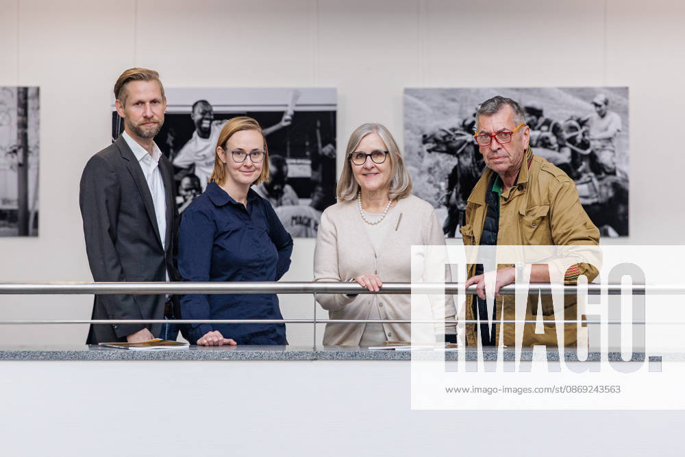 Neuss. (l-r) VHS-Direktor Lorenz Denks, Eva Rottstedt (Leiterin städtische Galerie), die ehemalige Beigeordnete Dr. Christiane Zangs, und Fotograf Andreas Woitschützke (WOI) auf der Pressekonferenz zur Fotoausstellung side by side von Andreas Woitschützke Neuss RomaNEum, VHS Nordrhein-Westfalen Deutschland