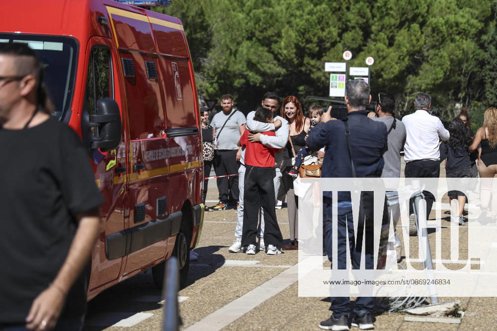 Parents Pick Up Their Child: Middle School Principal and Teacher Shot; 14-Year-Old Shooter Arrested at Joseph Lakanal Middle School in Aubagne, France, October 12, 2026 Meddah Bestimage Joseph Lakanal Middle School after a principal was injured by a 12-gauge hunting rifle shot and a teenager was arrested in Aubagne, southern France, on October 12, 2026. The principal was struck by a 12-gauge hunting rifle shot, the same source specified, adding that a member of the teaching staff was also struck. The victim’s life is not in danger. Aubagne, France