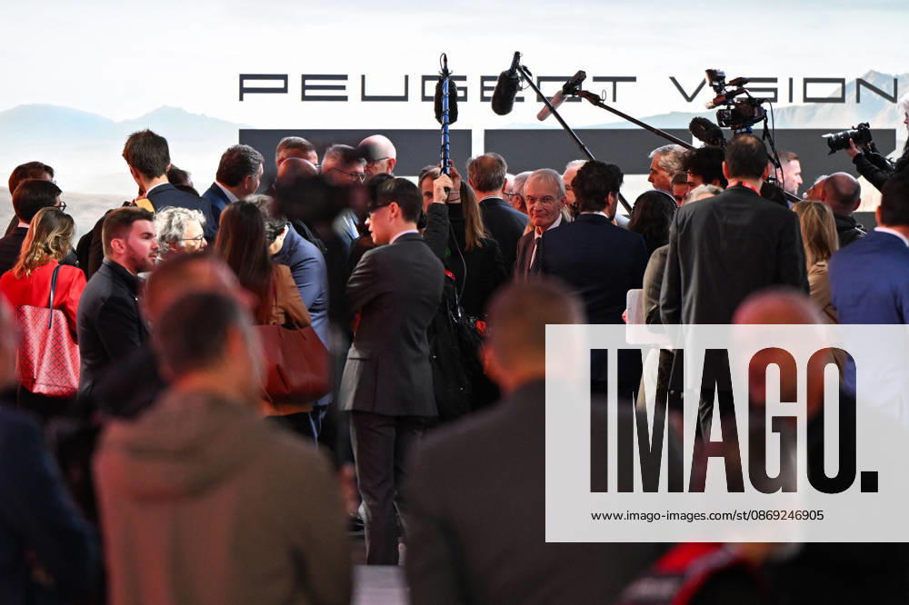 French President Emmanuel Macron, accompanied by Luc Chatel and Roland Lescure, Minister of the Economy, Finance, and Industrial, Energy, and Digital Sovereignty, attends the 2026 Paris Motor Show at Paris Expo · Porte de Versailles in Paris, France, on October 12, 2026. Lionel Urman Bestimage French President Emmanuel Macron at the international Paris Motor Show at the Porte de Versailles in Paris, France, on October 12, 2026. Paris, France