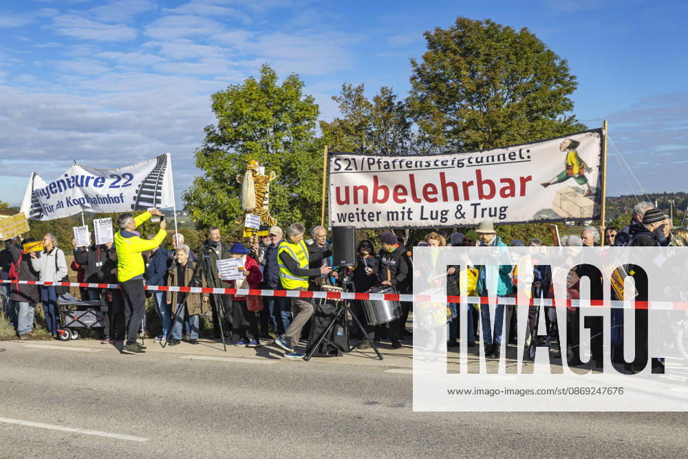 Gegner des Projekts demonstrieren an der Baustelle. Baustart für den Pfaffensteigtunnel in Stuttgart. Der elf Kilometer lange Bahntunnel ist Teil des Projekt Stuttgart 21 und verbindet ab 2033 die Gäubahn in Richtung Zürich mit dem Flughafen und damit mit dem neuen Hauptbahnhof. Die Baukosten belaufen sich nach derzeitigem Stand auf 2,5 Milliarden Euro. Geplant wird im sogenannten Partnerschaftsmodell Schiene. 12.10.2026, Stuttgart, Baden-Württemberg, Deutschland