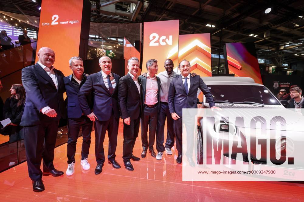 Paris, France le 12 octobre 2026 - Ouverture du Mondial de l Auto 2026 a Paris Expo Porte de Versailles - Opening of the Paris Motor Show 2026 at Paris Expo Porte de Versailles Ici Chief Executive Officer (CEO) of the automotive group Stellantis, Italian businessman Antonio Filosa (3rdL) and French actor Omar Sy (2ndR) pose next to the Citroen 2CV Concept car