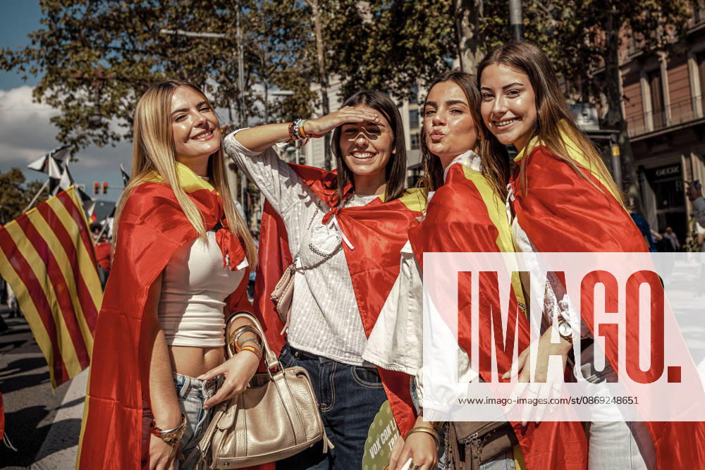 Four women wrapped in Spanish flags pose during a demonstration marking Spainâ€⠢s National Day. Barcelona Spain - ZUMAo105 20261012_fap_o105_029