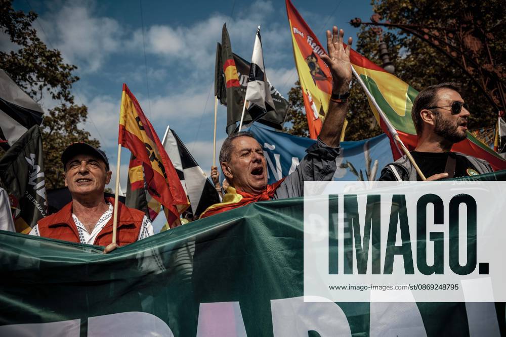 Demonstrators chant slogans behind a banner during a rally marking SpainÃ¢â‚¬â ¢s National Day. Barcelona Spain - ZUMAo105 20261012_fap_o105_003