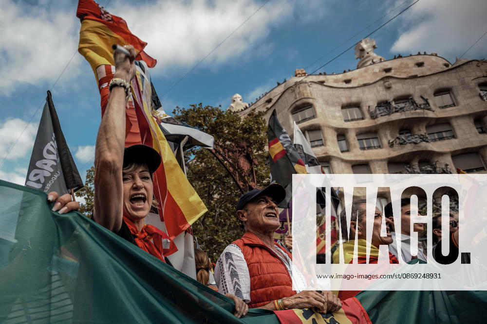Demonstrators chant slogans behind a banner during a rally marking SpainÃ¢â‚¬â ¢s National Day. Barcelona Spain - ZUMAo105 20261012_fap_o105_027