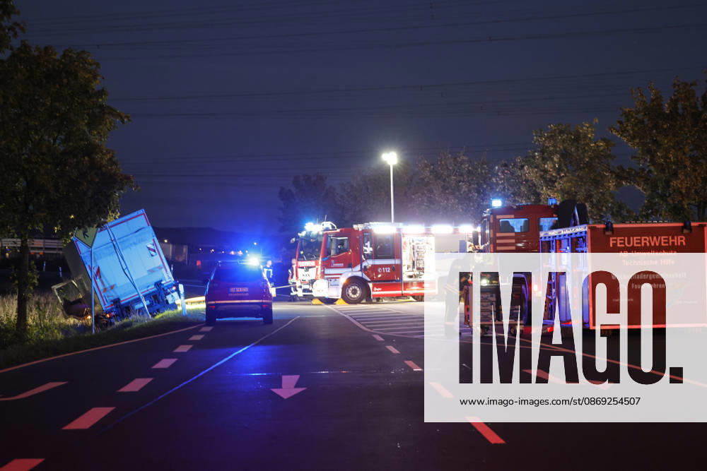 Sperrung B426 nach LKW-Unfall zwischen Pfungstadt und Pfungstadt-Eschollbrücken. Die Feuerwehr Pfungstadt und Griesheim sichern den von der Fahrbahn abgekommenen LKW im Graben bis zum Eintreffens eines Bergungskrans Pfungstadt Hessen Deutschland