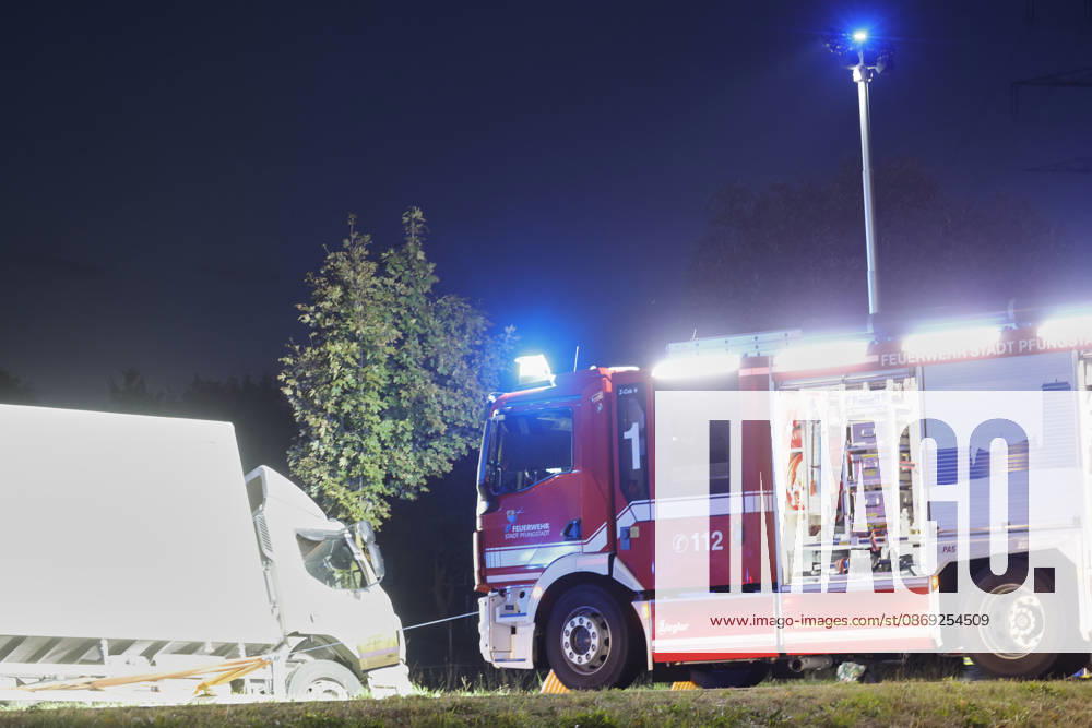 Sperrung B426 nach LKW-Unfall zwischen Pfungstadt und Pfungstadt-Eschollbrücken. Die Feuerwehr Pfungstadt und Griesheim sichern den von der Fahrbahn abgekommenen LKW im Graben bis zum Eintreffens eines Bergungskrans Pfungstadt Hessen Deutschland
