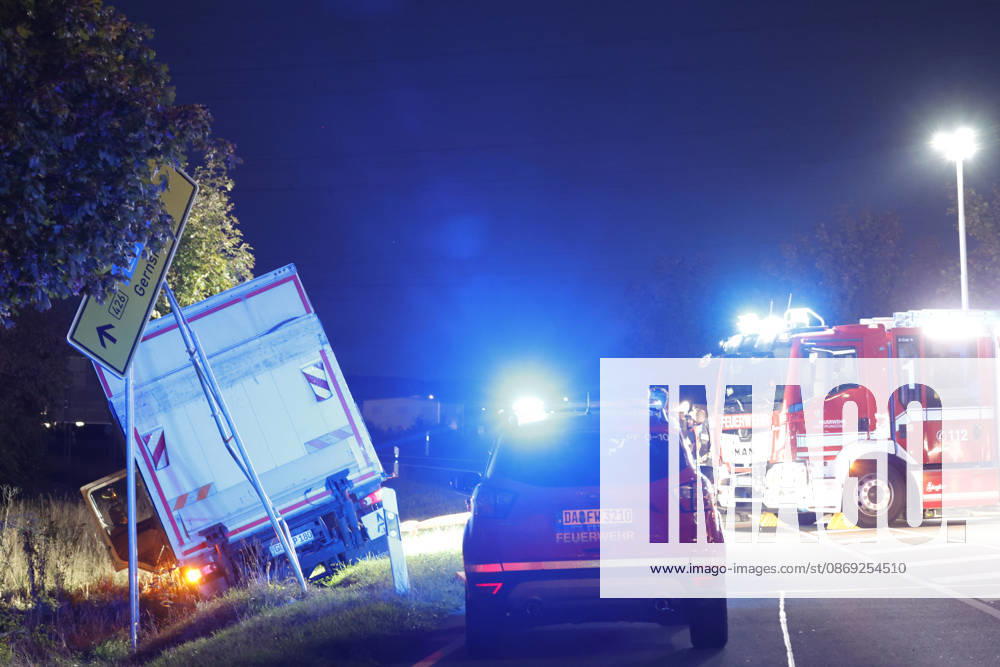 Sperrung B426 nach LKW-Unfall zwischen Pfungstadt und Pfungstadt-Eschollbrücken. Die Feuerwehr Pfungstadt und Griesheim sichern den von der Fahrbahn abgekommenen LKW im Graben bis zum Eintreffens eines Bergungskrans Pfungstadt Hessen Deutschland