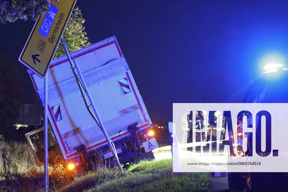 Sperrung B426 nach LKW-Unfall zwischen Pfungstadt und Pfungstadt-Eschollbrücken. Die Feuerwehr Pfungstadt und Griesheim sichern den von der Fahrbahn abgekommenen LKW im Graben bis zum Eintreffens eines Bergungskrans Pfungstadt Hessen Deutschland
