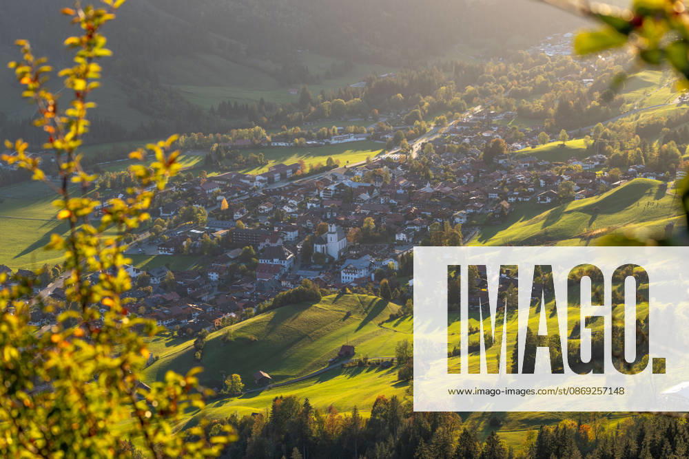 Herbstabend im Allgäu Die Abendsonne scheint auf die Herbstlandschaft mit dem Ort Bad Hindelang., Bad Hindelang Bayern Deutschland