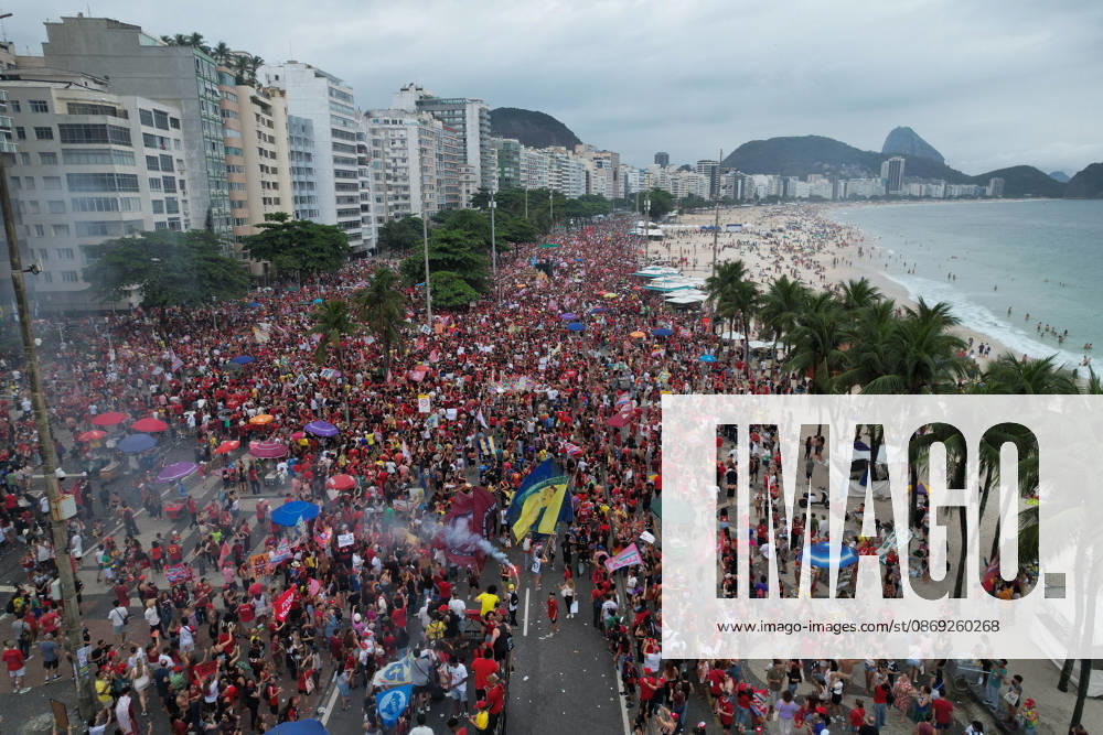 Supporters of Brazil s President Lula rally along Copacabana Beach RIO DE JANEIRO, BRAZIL - OCTOBER 12: Supporters of Brazilian President Luiz Inacio Lula da Silva gather along Avenida Atlantica at Copacabana Beach in Rio de Janeiro, Brazil, on October 12, 2026. The mass rally formed part of the Workers Party (PT) mobilization ahead of the high-stakes presidential runoff against Liberal Party (PL) candidate Senator Flavio Bolsonaro. Fabio Teixeira Anadolu Rio de Janeiro Brazil. Editorial use only. Please get in touch for any other usage.