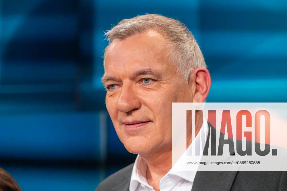 Hart aber Fair aus Köln am 12. Oktober 2026. Im Bild Jan van Aken, Bundestagsabgeordneter der Linken. Bärbel Bas ist als Arbeitsministerin und SPD-Vorsitzende zurückgetreten. Wurde sie Unmenschlich behandelt? Die politische Mitte in Deutschland wird leer. CDU und SPD kämpfen um ihr Überleben. Die AfD greift in einzelnen Bundesländern nach der Macht. Die Klamroths Gäste diskutierten kontrovers über die Zukunft Deutschlands. Köln Nordrhein-Westfalen Deutschland