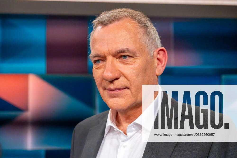 Hart aber Fair aus Köln am 12. Oktober 2026. Im Bild Jan van Aken, Bundestagsabgeordneter der Linken. Bärbel Bas ist als Arbeitsministerin und SPD-Vorsitzende zurückgetreten. Wurde sie Unmenschlich behandelt? Die politische Mitte in Deutschland wird leer. CDU und SPD kämpfen um ihr Überleben. Die AfD greift in einzelnen Bundesländern nach der Macht. Die Klamroths Gäste diskutierten kontrovers über die Zukunft Deutschlands. Köln Nordrhein-Westfalen Deutschland