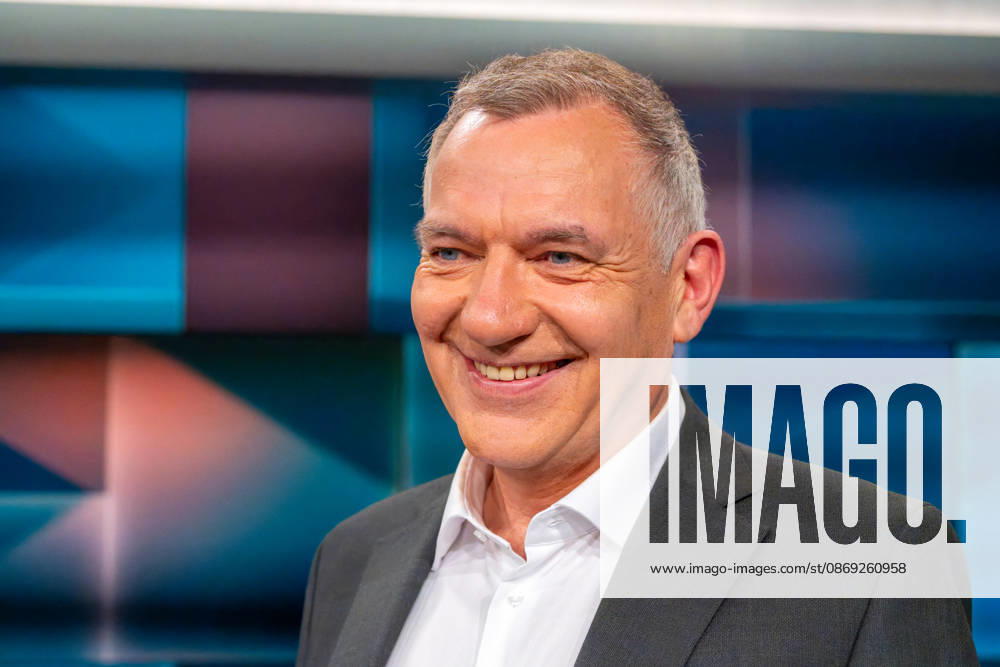 Hart aber Fair aus Köln am 12. Oktober 2026. Im Bild Jan van Aken, Bundestagsabgeordneter der Linken. Bärbel Bas ist als Arbeitsministerin und SPD-Vorsitzende zurückgetreten. Wurde sie Unmenschlich behandelt? Die politische Mitte in Deutschland wird leer. CDU und SPD kämpfen um ihr Überleben. Die AfD greift in einzelnen Bundesländern nach der Macht. Die Klamroths Gäste diskutierten kontrovers über die Zukunft Deutschlands. Köln Nordrhein-Westfalen Deutschland