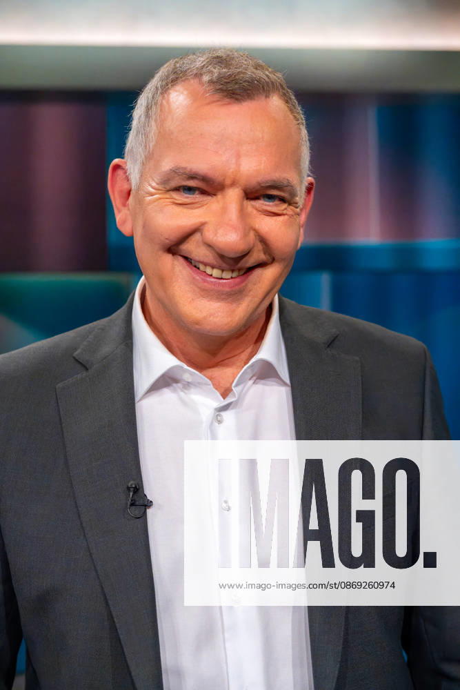 Hart aber Fair aus Köln am 12. Oktober 2026. Im Bild Jan van Aken, Bundestagsabgeordneter der Linken. Bärbel Bas ist als Arbeitsministerin und SPD-Vorsitzende zurückgetreten. Wurde sie Unmenschlich behandelt? Die politische Mitte in Deutschland wird leer. CDU und SPD kämpfen um ihr Überleben. Die AfD greift in einzelnen Bundesländern nach der Macht. Die Klamroths Gäste diskutierten kontrovers über die Zukunft Deutschlands. Köln Nordrhein-Westfalen Deutschland