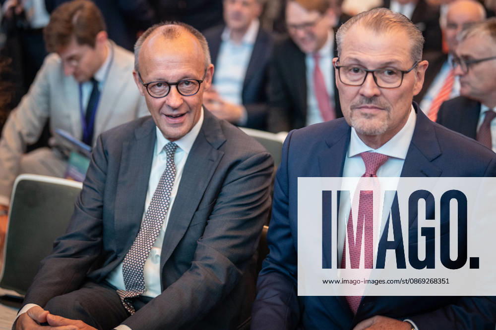 Bundeskanzler Friedrich Merz wird von Rainer Dulger, Präsident Bundesvereinigung der Deutschen Arbeitgeberverbände begrüßt zu Beginn des Arbeitgebertags;Deutsche Arbeitgebertag 2026 - Bundesvereinigung der Deutschen Arbeitgeberverbände BDA, Berlin Berlin Deutschland bcc, Berliner Congress Center