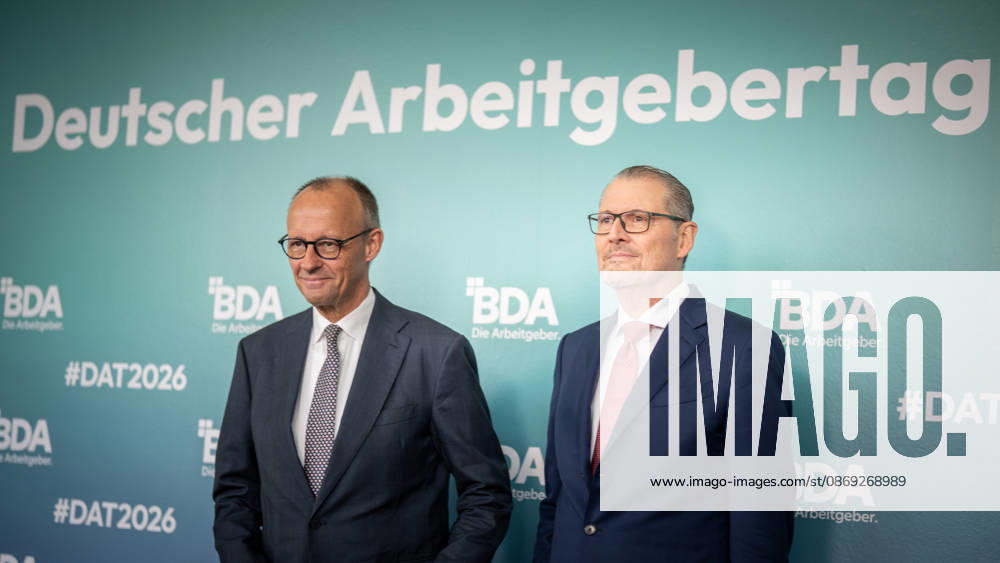 Bundeskanzler Friedrich Merz wird von Rainer Dulger, Präsident Bundesvereinigung der Deutschen Arbeitgeberverbände begrüßt zu Beginn des Arbeitgebertags;Deutsche Arbeitgebertag 2026 - Bundesvereinigung der Deutschen Arbeitgeberverbände BDA, Berlin Berlin Deutschland bcc, Berliner Congress Center