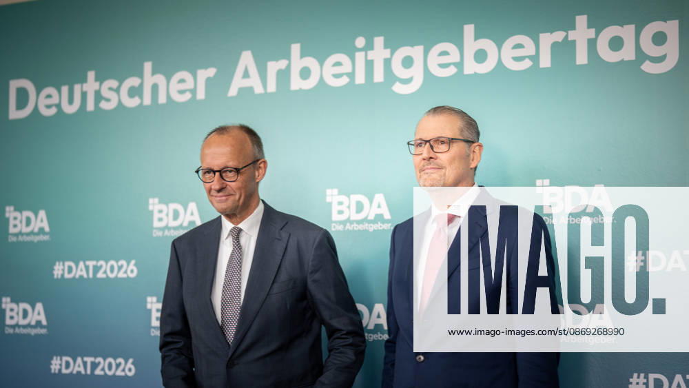 Bundeskanzler Friedrich Merz wird von Rainer Dulger, Präsident Bundesvereinigung der Deutschen Arbeitgeberverbände begrüßt zu Beginn des Arbeitgebertags;Deutsche Arbeitgebertag 2026 - Bundesvereinigung der Deutschen Arbeitgeberverbände BDA, Berlin Berlin Deutschland bcc, Berliner Congress Center