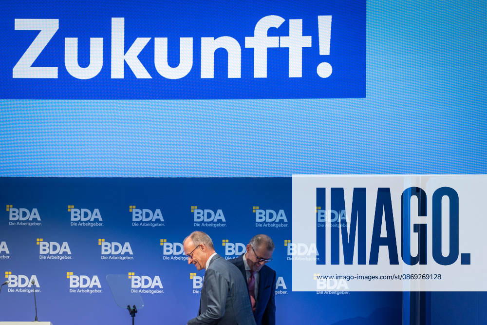 Bundeskanzler Friedrich Merz wird von Rainer Dulger, Präsident Bundesvereinigung der Deutschen Arbeitgeberverbände begrüßt zu Beginn des Arbeitgebertags;Deutsche Arbeitgebertag 2026 - Bundesvereinigung der Deutschen Arbeitgeberverbände BDA, Berlin Berlin Deutschland bcc, Berliner Congress Center