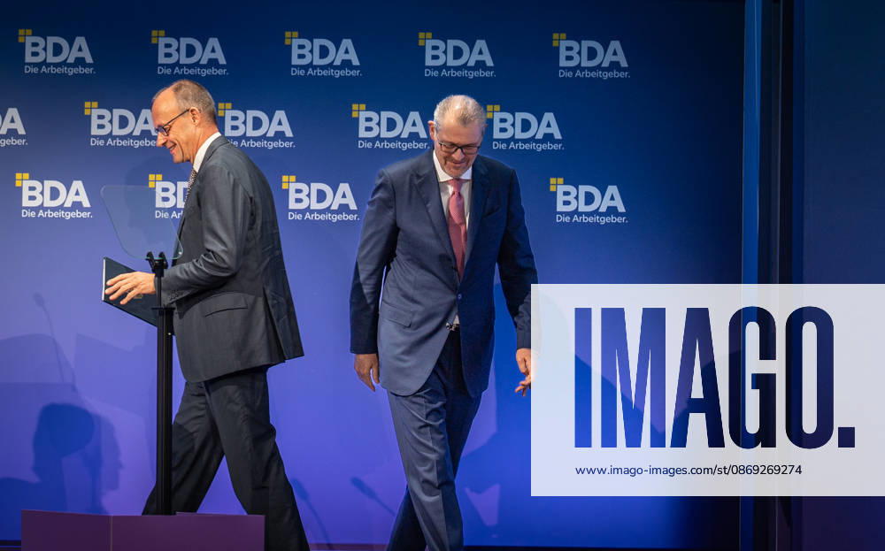 Bundeskanzler Friedrich Merz wird von Rainer Dulger, Präsident Bundesvereinigung der Deutschen Arbeitgeberverbände begrüßt zu Beginn des Arbeitgebertags;Deutsche Arbeitgebertag 2026 - Bundesvereinigung der Deutschen Arbeitgeberverbände BDA, Berlin Berlin Deutschland bcc, Berliner Congress Center